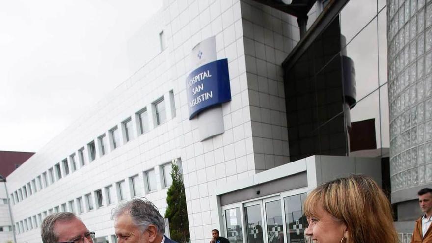 Francisco del Busto, a la izquierda, saluda a Enrique González a la puerta del Hospital Universitario San Agustín.