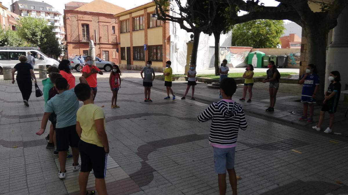 Niños participantes de actividades del programa Muévete de hace unos años en la Mota.