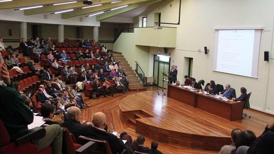 Un momento de la reunión del claustro de la Universidad de Oviedo, ayer, en la Facultad de Economía.