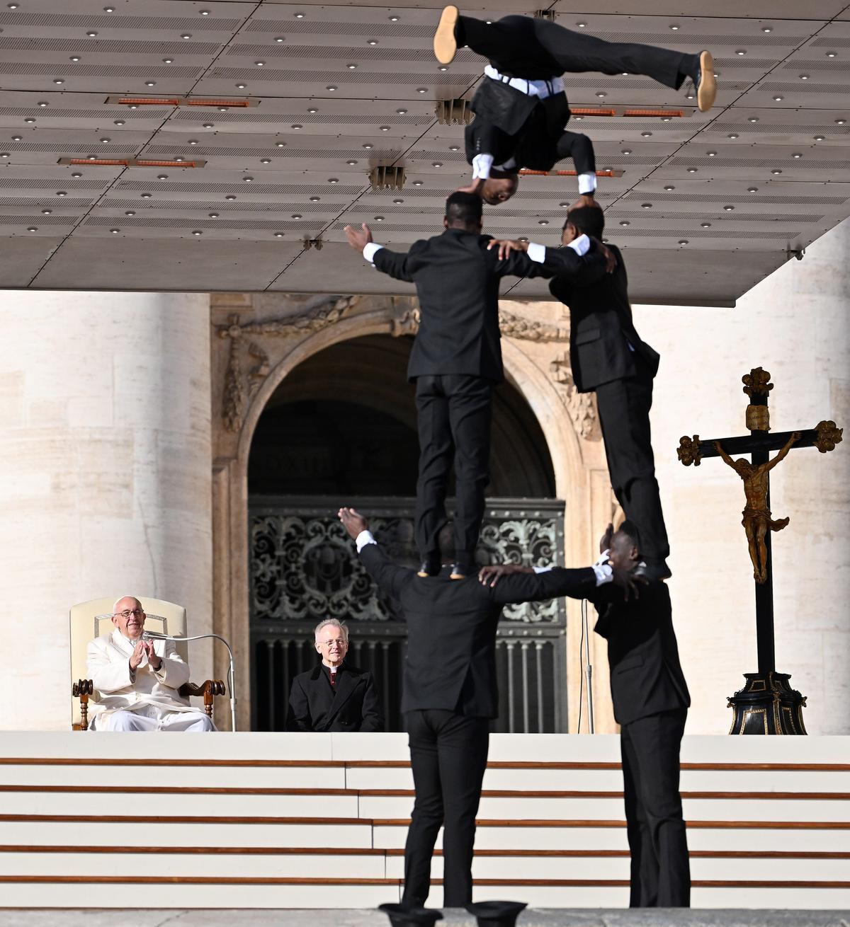 Un circo de Kenia actúa para el papa Francisco