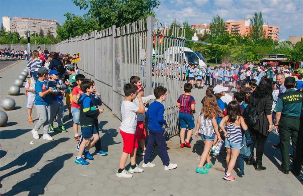 La Guardia Civil se rodea de niños en Cáceres