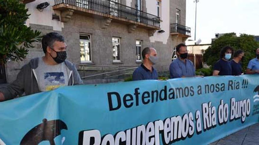 Miembros de la plataforma en defensa de la ría, ayer, ante la Delegación del Gobierno.