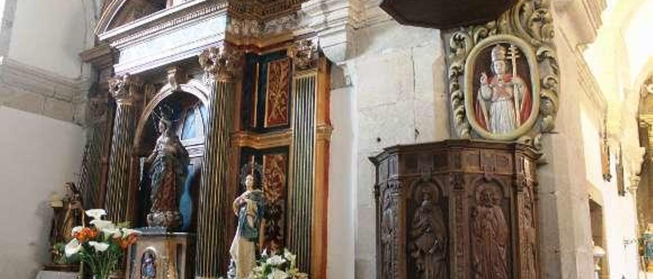 O templo ten cinco retablos e un par de púlpitos.