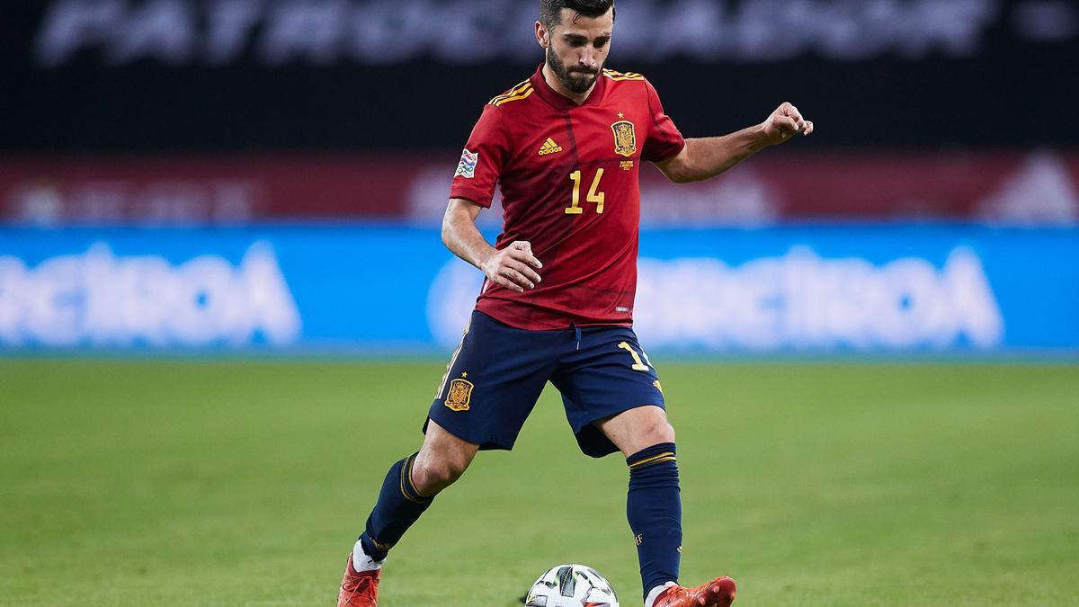 Gayà durante un partido con la selección