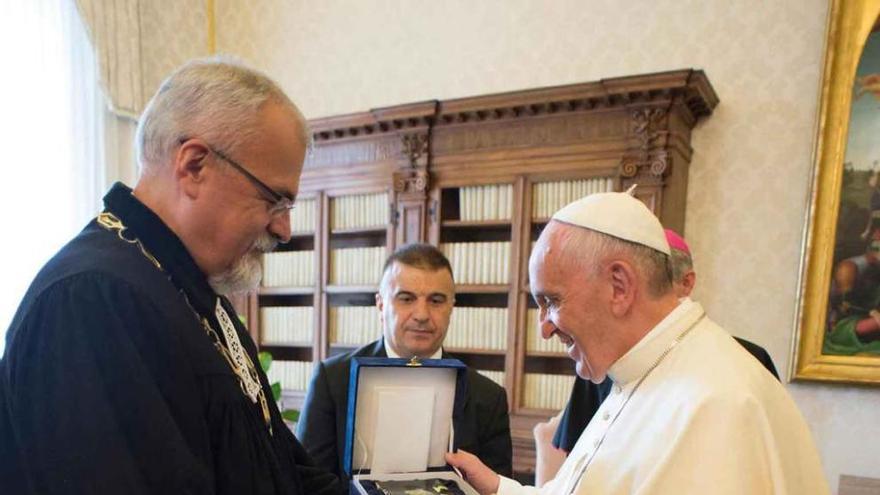 El papa recibe un presente de la delegación del sexto centenario de la muerte del teólogo Jan Hus.