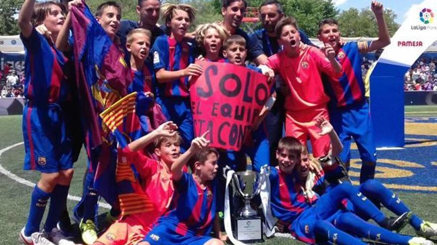 Los chavales del FC Barcelona celebran el triunfo en New Jersey.