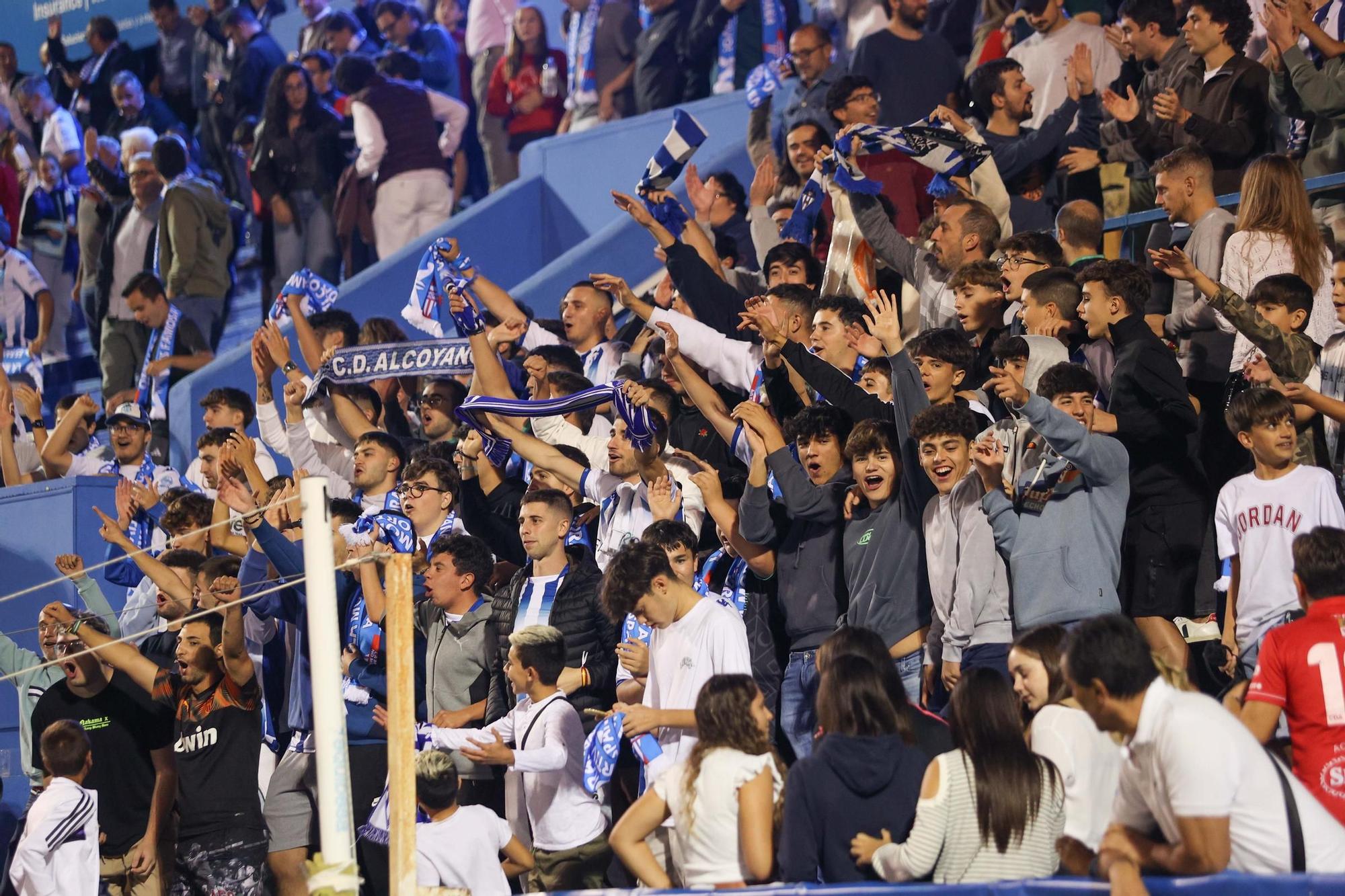 El Alcoyano vuela empujado por la afición