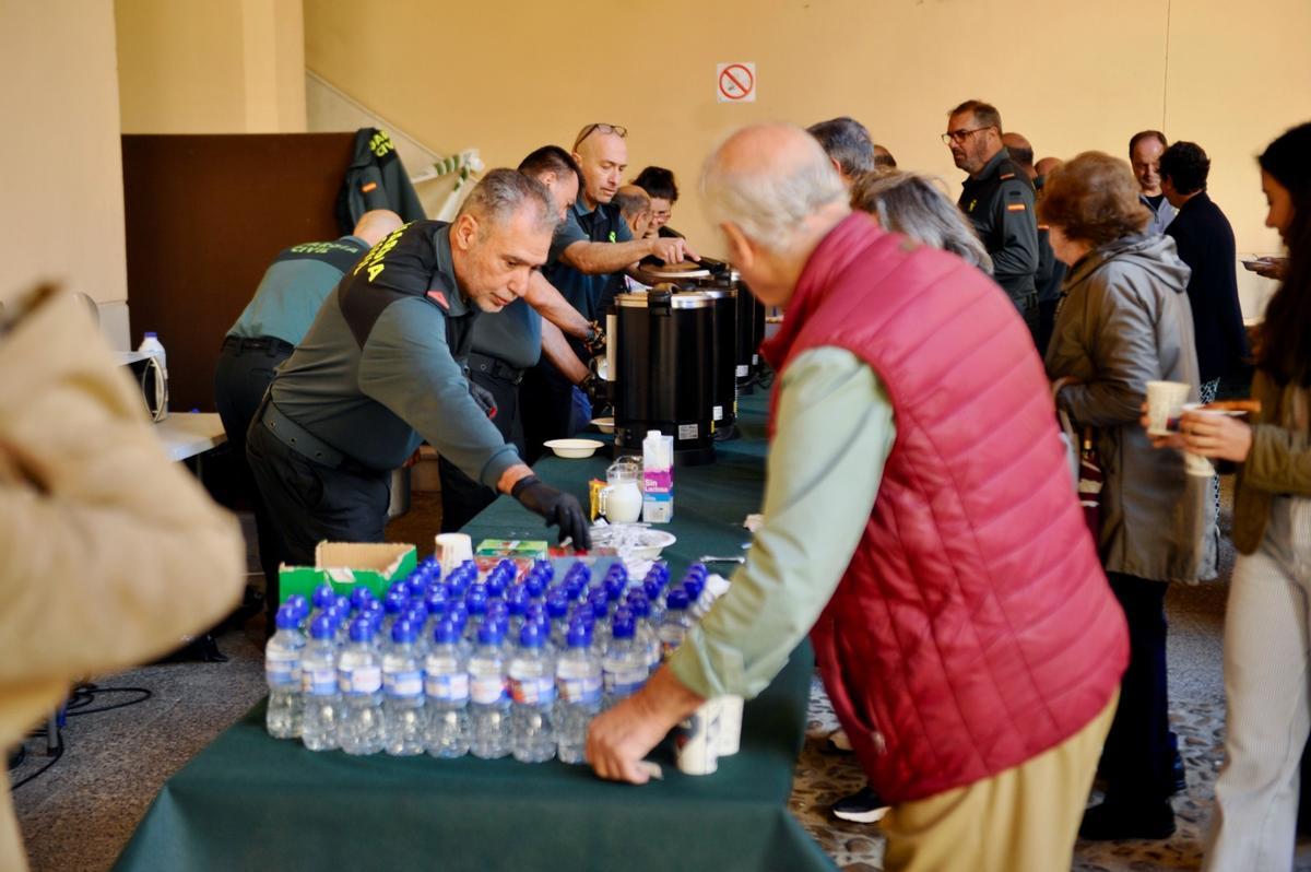 Vecinos de Badajoz participan en el desayuno solidario de la Guardia Civil.
