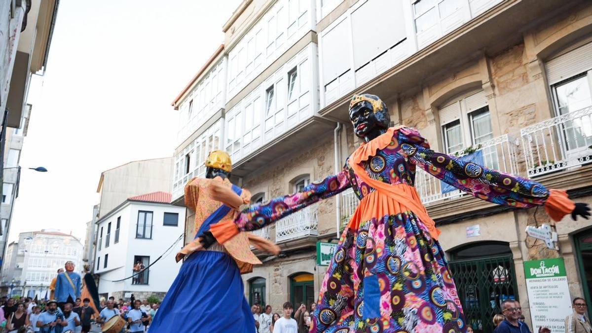 Desfile de xigantes e cabezudos na Pobra do Caramiñal.