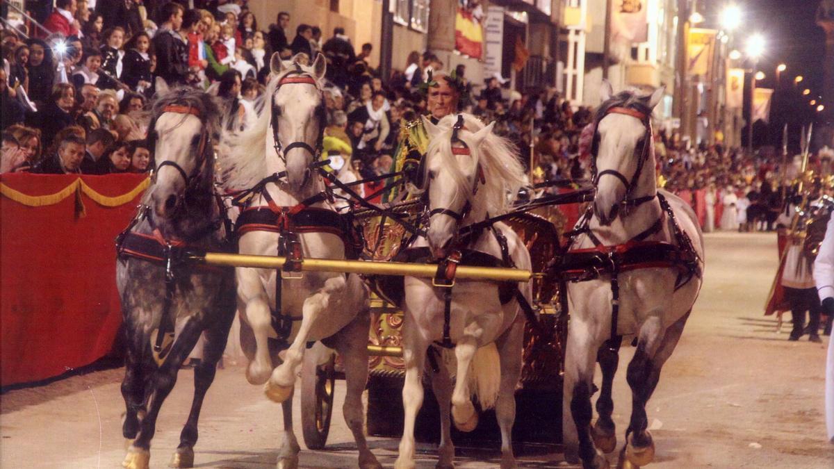 Agustín Aragón Villodre en una cuadriga al galope por la carrera principal de la Semana Santa lorquina.