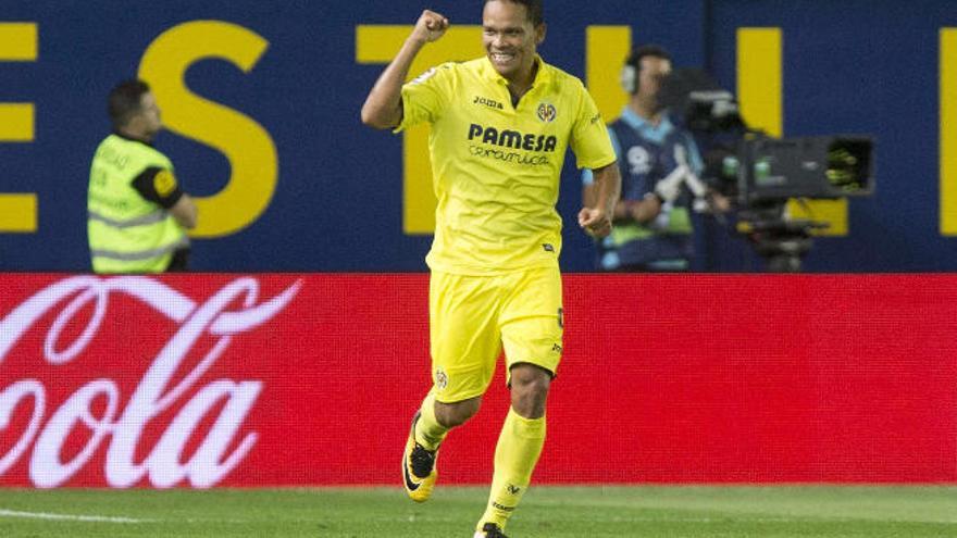 Carlos Bacca celebra uno de los goles anotados con la camiseta del Villarreal.