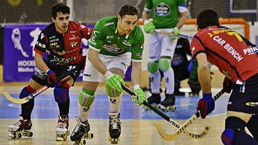 Marc Coy, rodeado por dos jugadores del Forte dei Marmi, en el partido del pasado fin de semana de Liga Europea