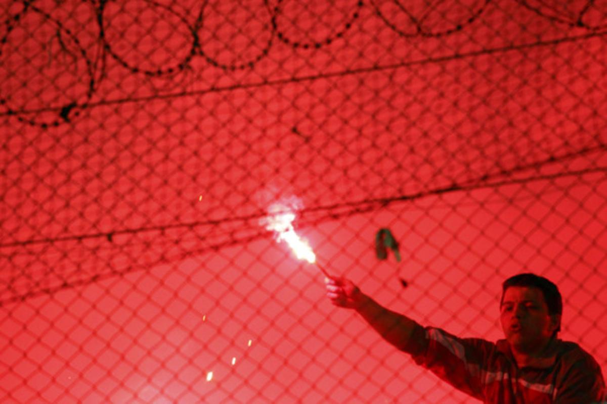 Un aficionat brasiler amb una bengala durant un partit de la Recopa Sud-americana a Buenos Aires (Argentina).