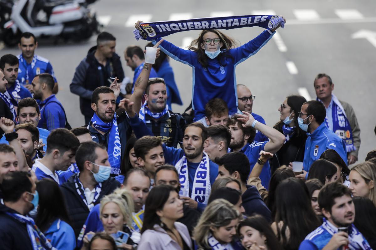 Ambiente de las aficiones en los prolegómenos del derbi
