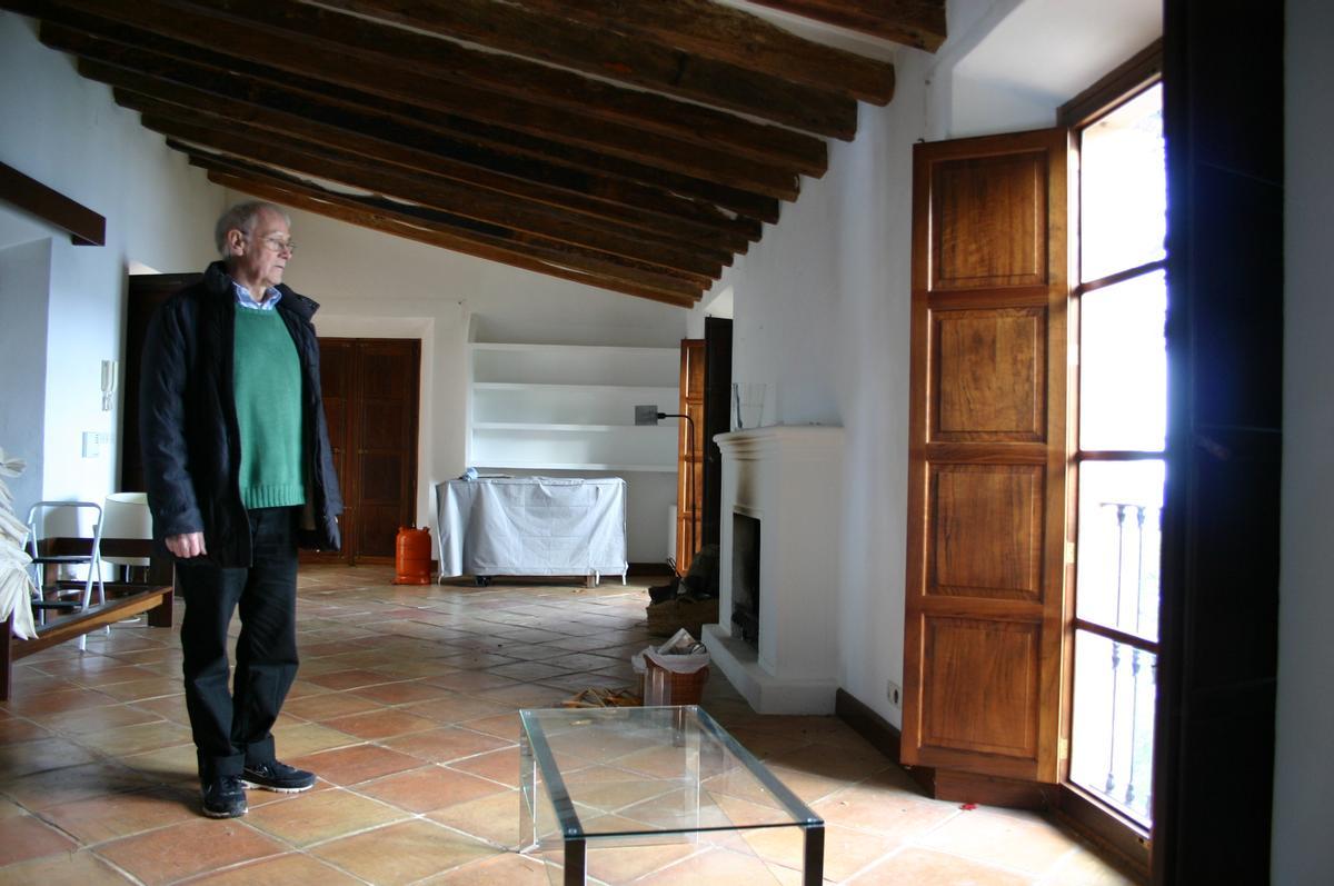 Axel Ball in dem bereits leergeräumten Haus in Llucalcari.