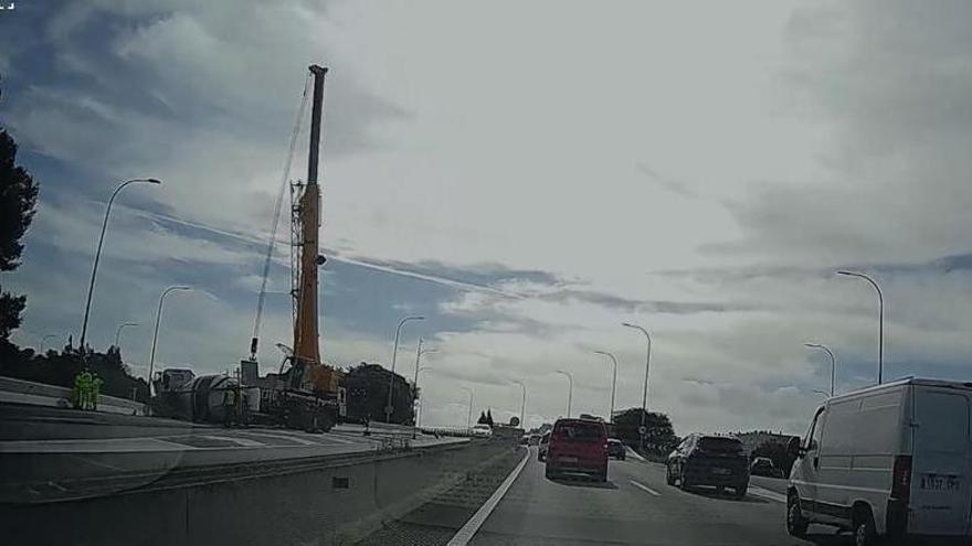 Reabierto el acceso a la Vía de Cintura tras la retirada del camión-cuba accidentado