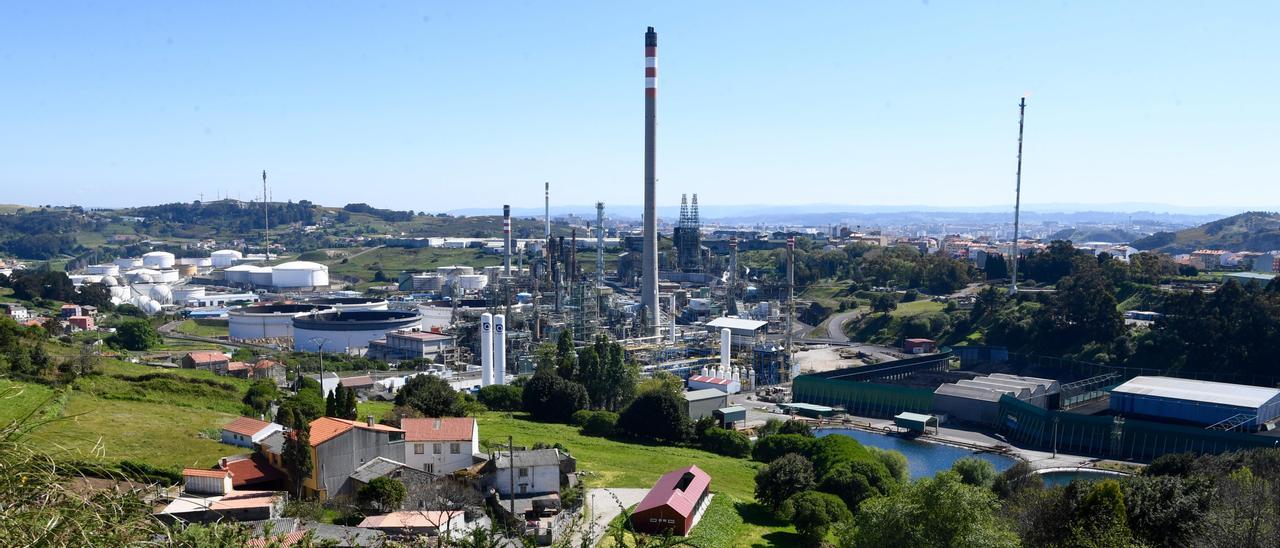 Vistas de la refinería de Repsol en A Coruña. // Carlos Pardellas