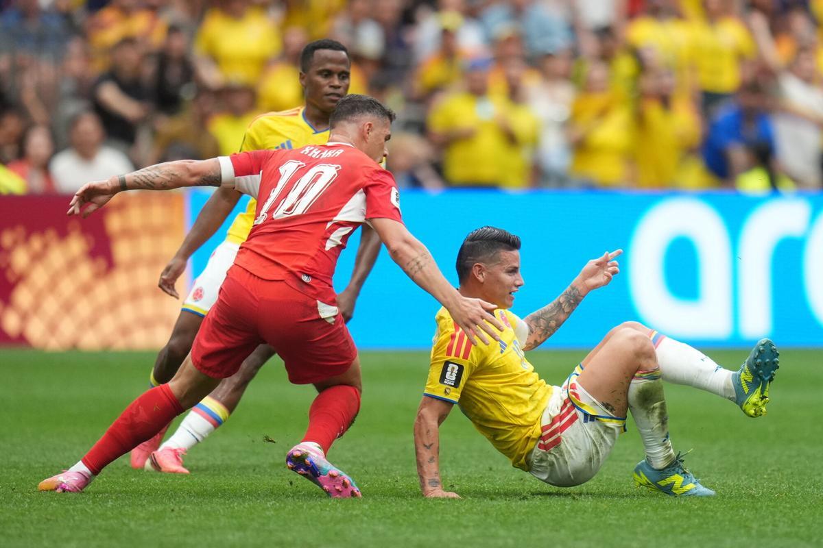 James cae ante Xhaqa en el partido de este martes.