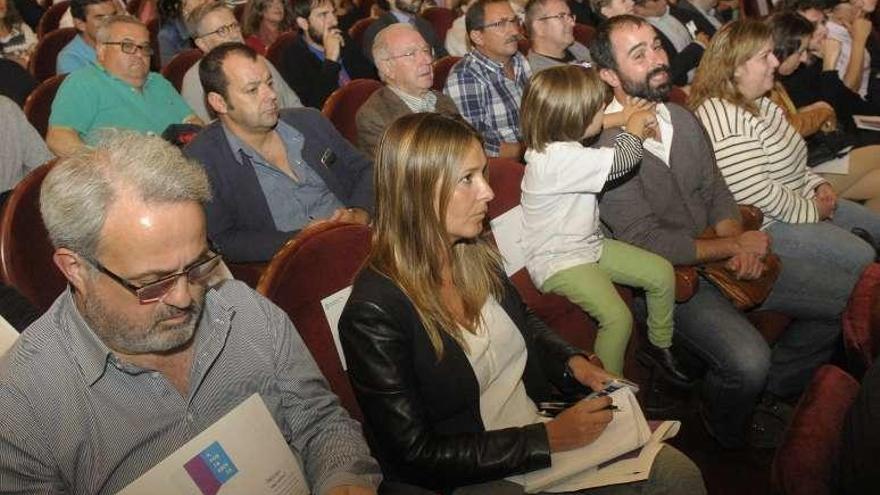 Concejales del PP y la Marea en el acto del teatro Rosalía.