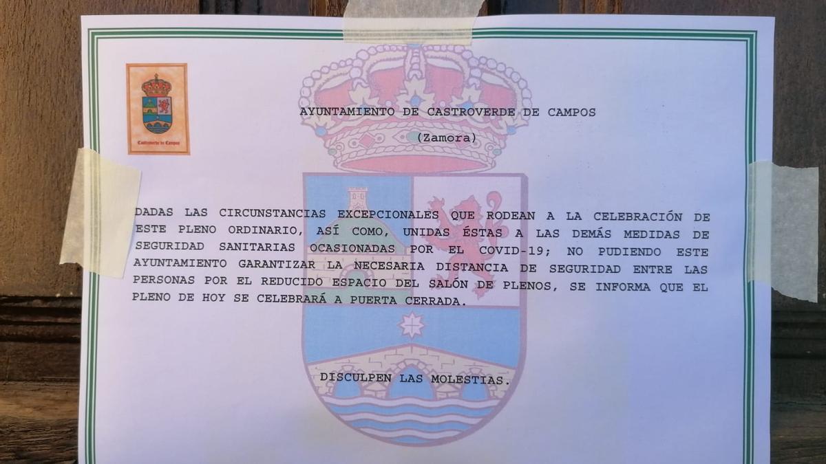 Cartel informativo a las puertas de la sala de plenos del Ayuntamiento de Castroverde.