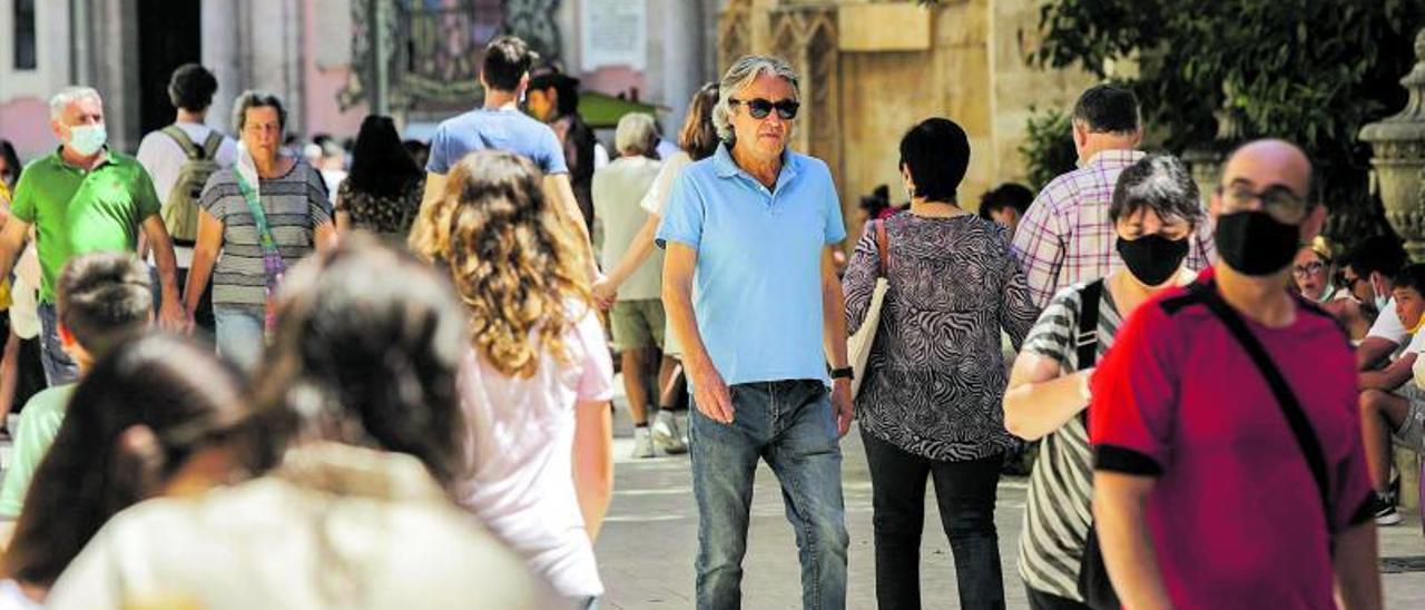 Varias personas pasean por el centro de València el fin de semana.  |