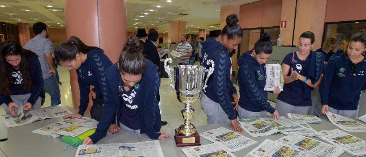 La plantilla del Rocasa ojea los ejemplares que recogen su gesta.