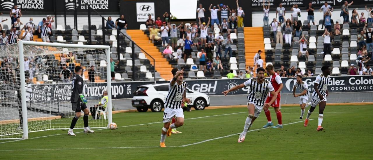 Jugadores del Badajoz celebran un gol durante un partido.