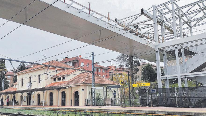 La estación de la Pola, con una de las estructuras elevadas sobre las vías que serán desmontadas. | LNE