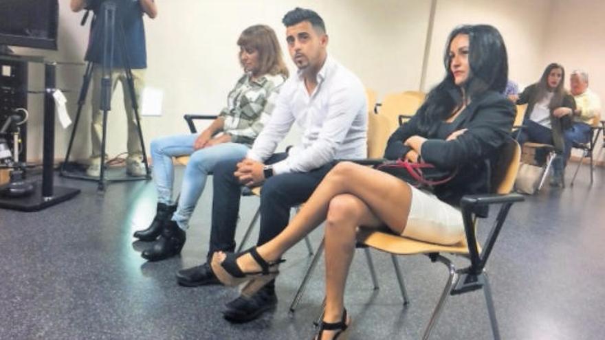 De izquierda a derecha, Carmen Delia Tejera y Zeus y Keila Montolio en el juicio, el pasado miércoles, en Arrecife.