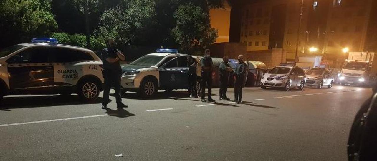 Varios coches patrulla en la Avenida de Galicia, a la espera de desalojar la zona de la movida pasadas las 3 de la madrugada.   | FDV