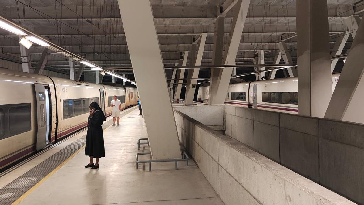 Varias personas, en el andén de la estación viguesa.