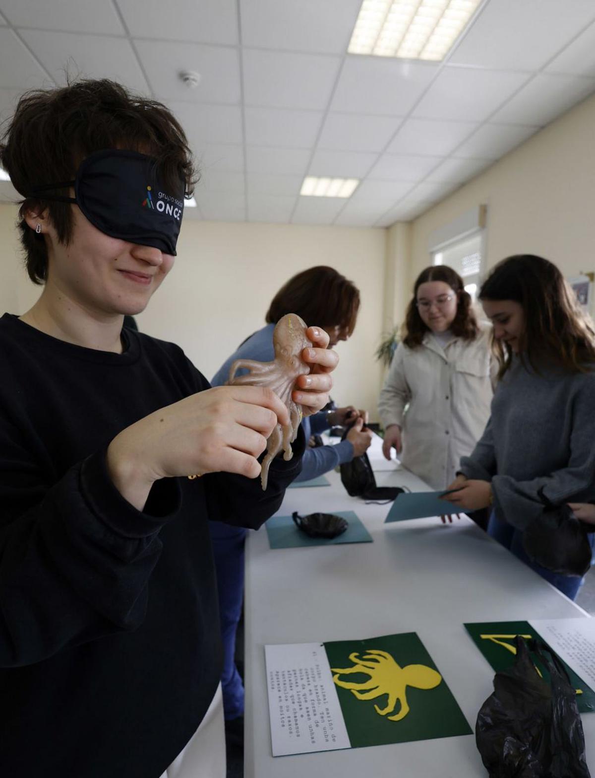 Uno de los talleres de las jornadas de puertas abiertas consiste en una aproximación a la escritura y lectura en braille.  | // GUSTAVO SANTOS