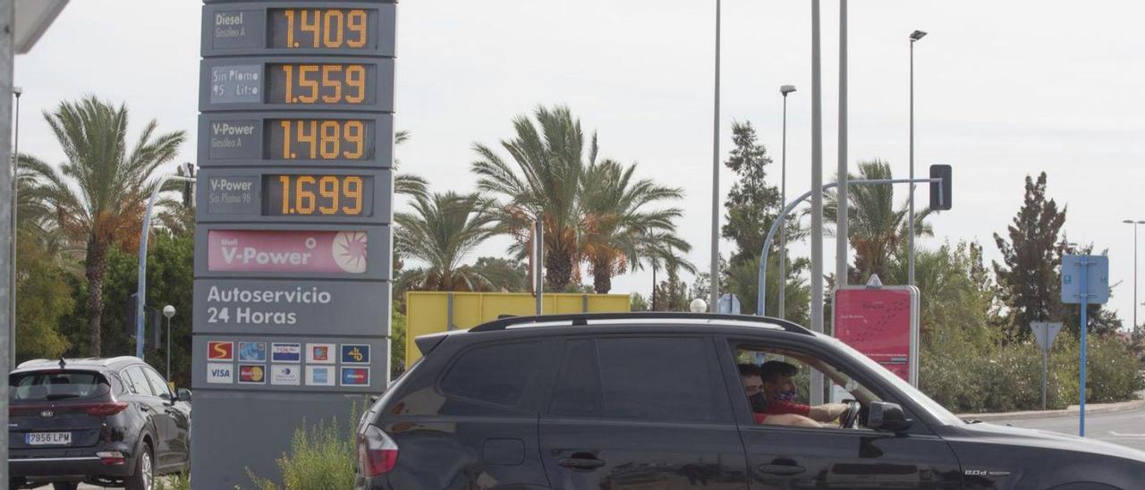 Panel de una gasolinera de Alicante, donde se reflejan los altos precios actuales. |