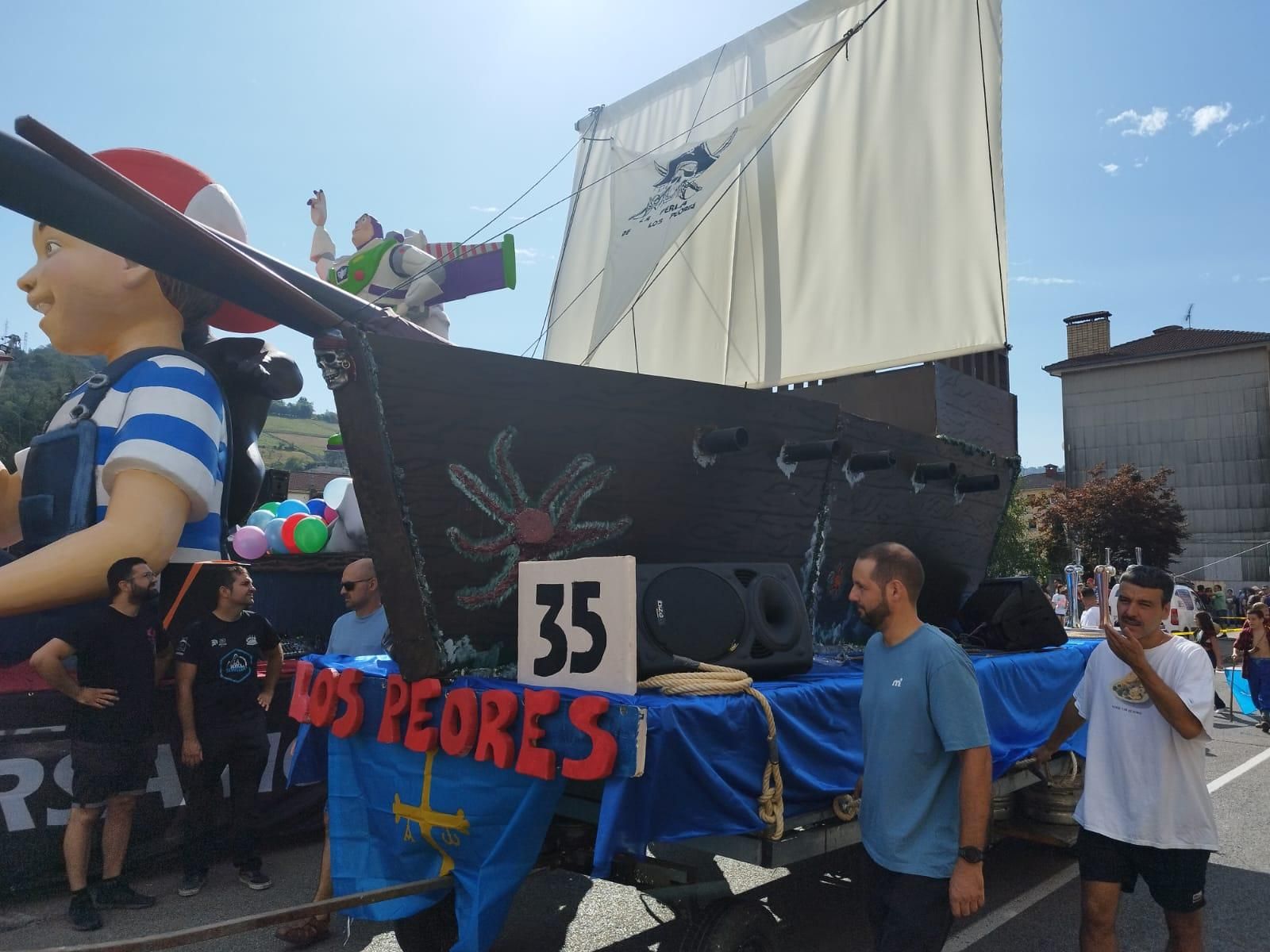 Así están siendo el Descenso Folklórico del Nalón, con 7.000 navegantes
