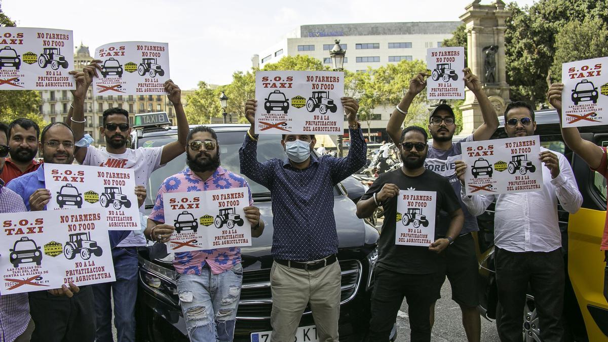 Un grupo de taxistas durante la protesta de este martes en Barcelona.