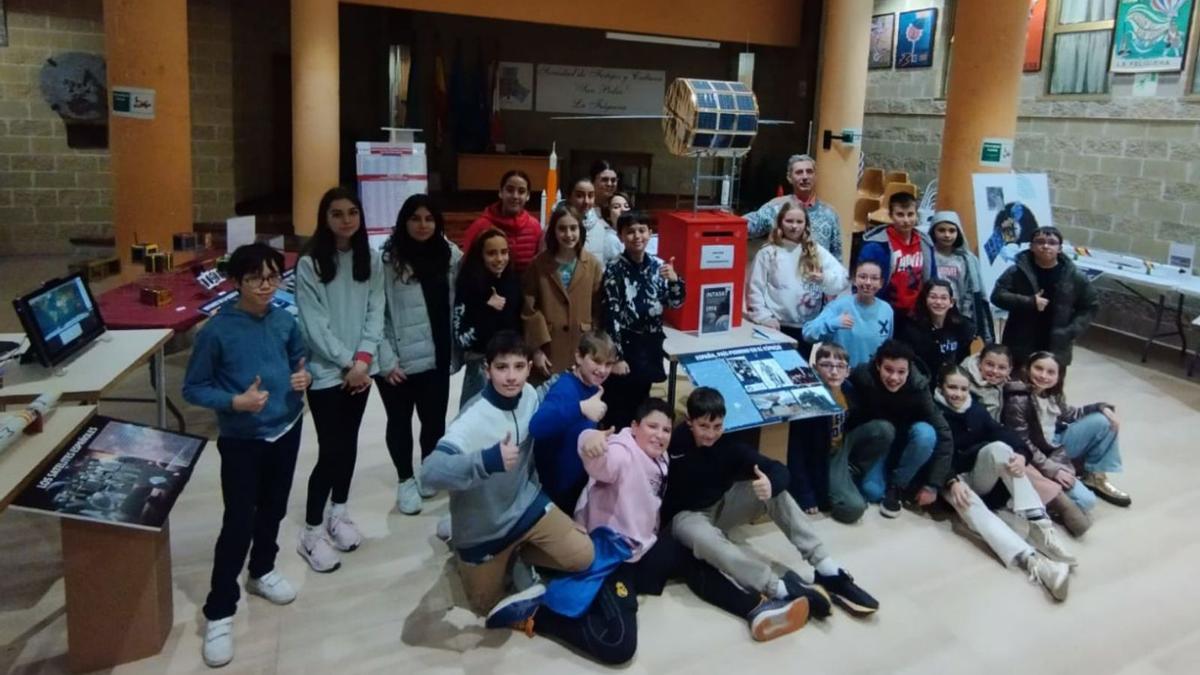 Alumnos del colegio Turiellos, en la exposición sobre el espacio celebrada en La Felguera, junto a Aníbal Vega. | M. Á. G.