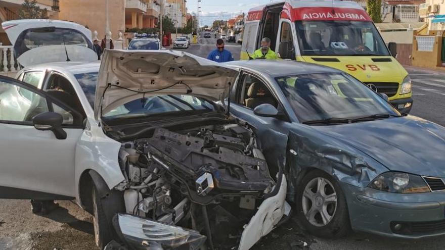 Imagen del accidente de este lunes en la avenida de Doctor Waskman de Torrevieja