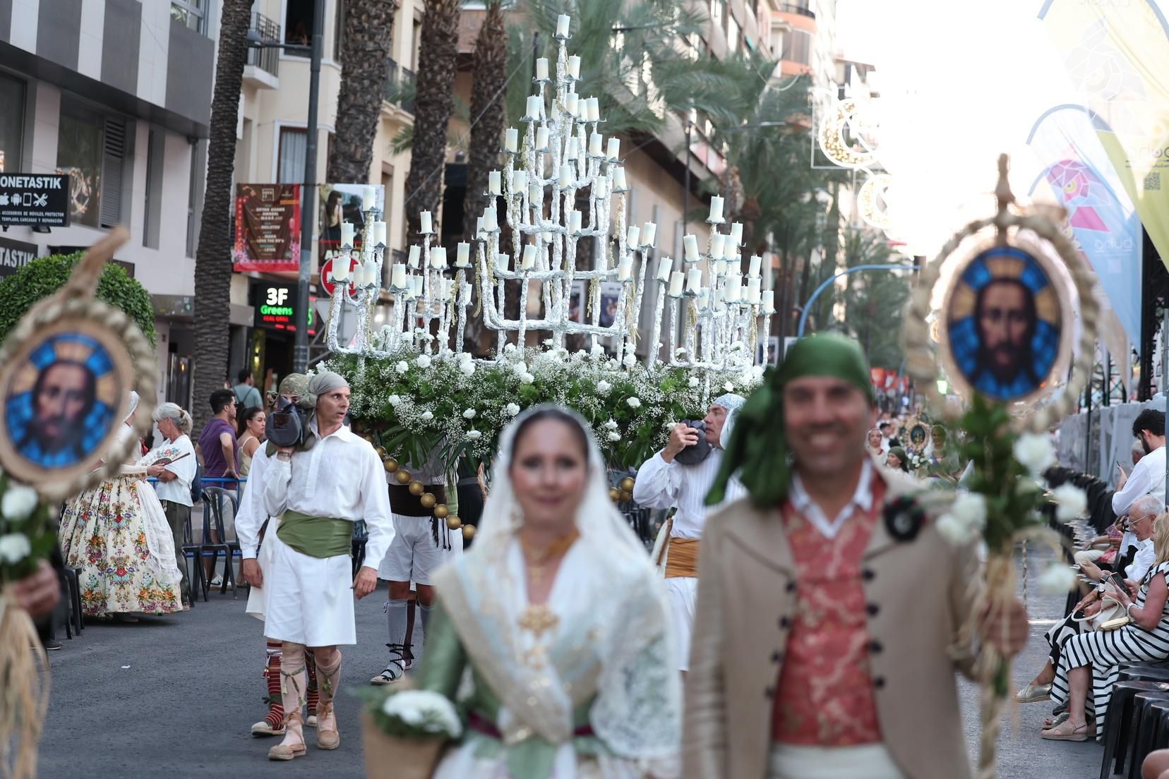 Berta y la corte completan la Ofrenda de Alicante