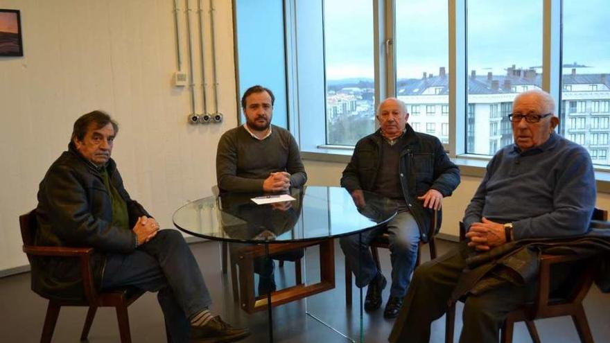 Santiago Seijas, Rafael Cuiña, Félix Díaz y Odilo Trabazo, en el despacho de la Alcaldía.