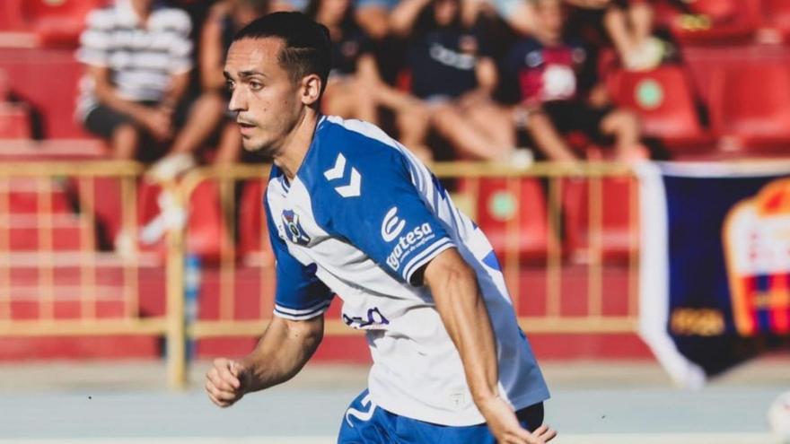 Luismi Cruz, en acción durante un partido con el CD Tenerife.