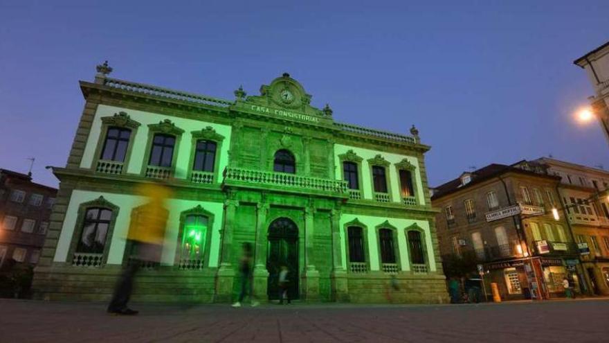 Fachada del edificio consistorial iluminada de verde. // Gustavo Santos