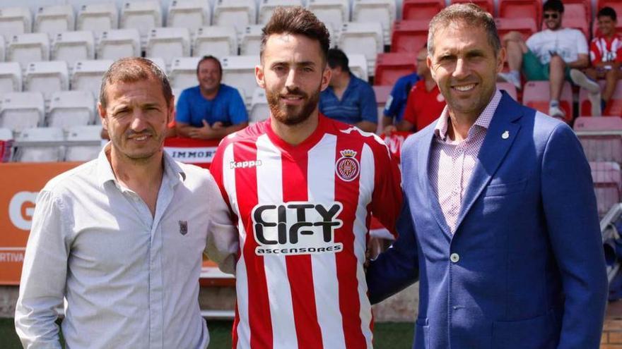 Álex Menéndez, entre Quique Cárcel, director deportivo del Girona, a la izquierda, y Delfí Geli, presidente del club catalán.