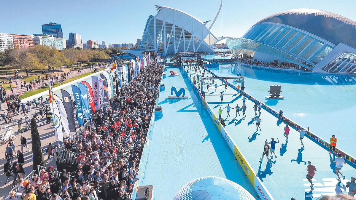 Vista general de la meta del Maratón Valencia 2023