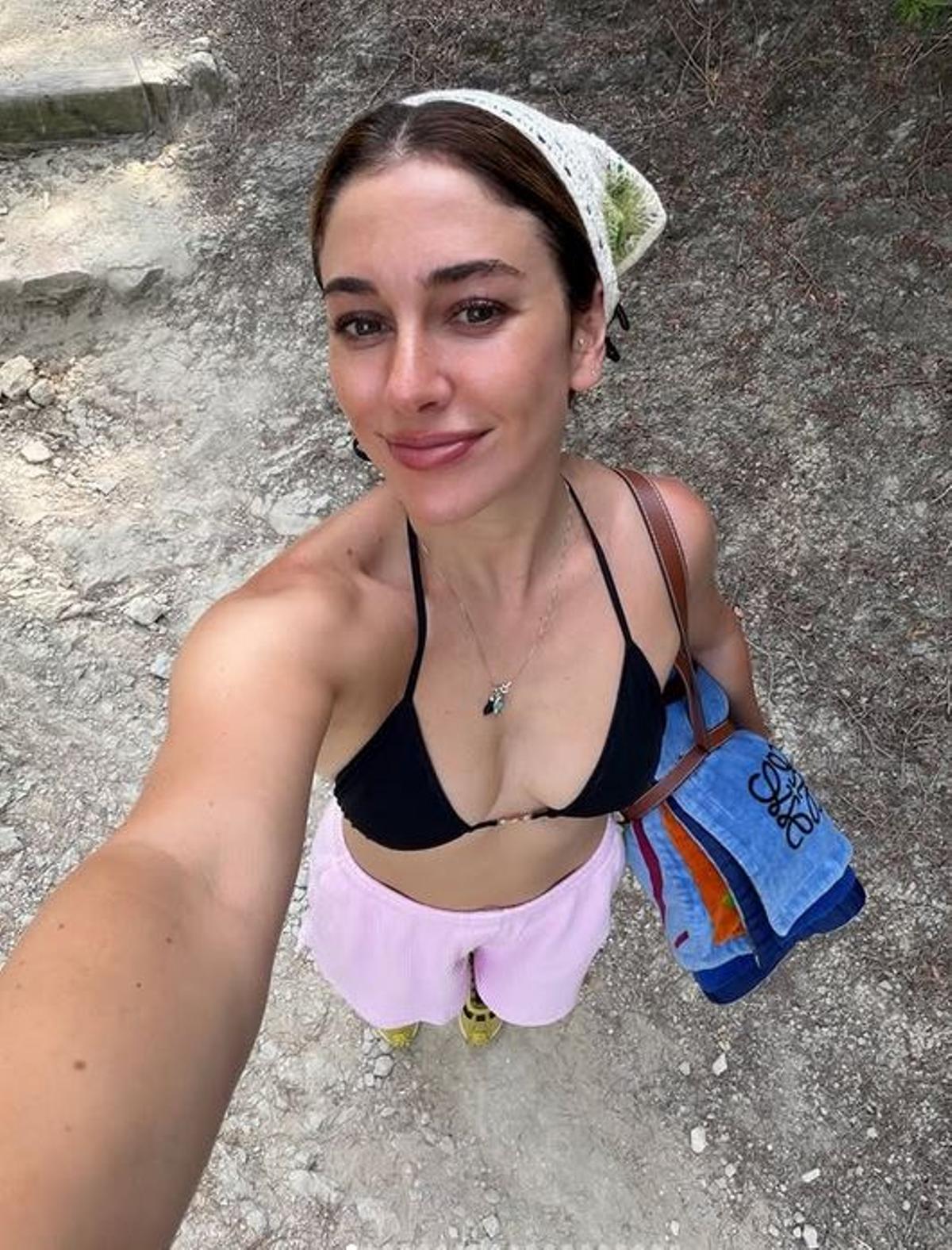 Blanca Suárez se tomó un selfie en la senda que baja a la cala de la Sardinera