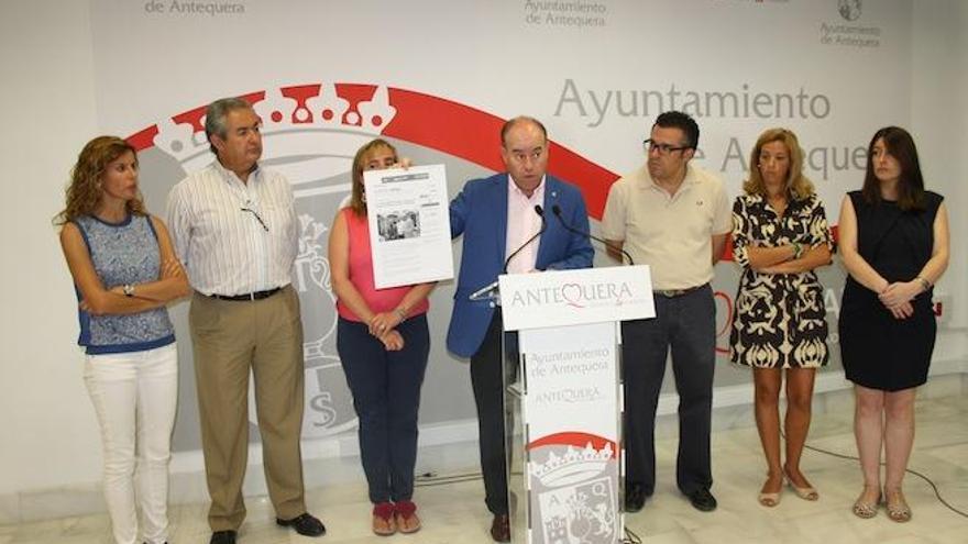 El alcalde de Antequera, Manolo Barón, cuando solicitó a PSOE e IU que lo acompañaran en la entrega de las llaves Palacio de Ferias.