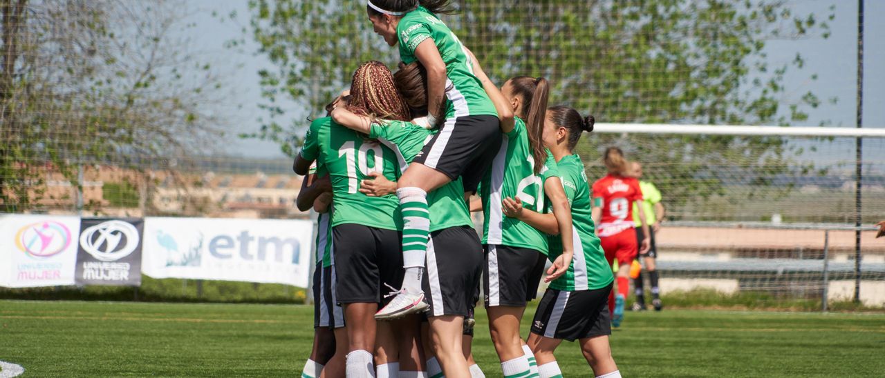 Celebración del primer gol del Cacereño Femenino.