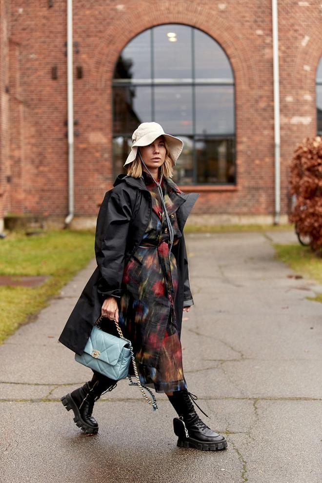 Look con sombrero de pescador visto en el 'street style' de Copenhague