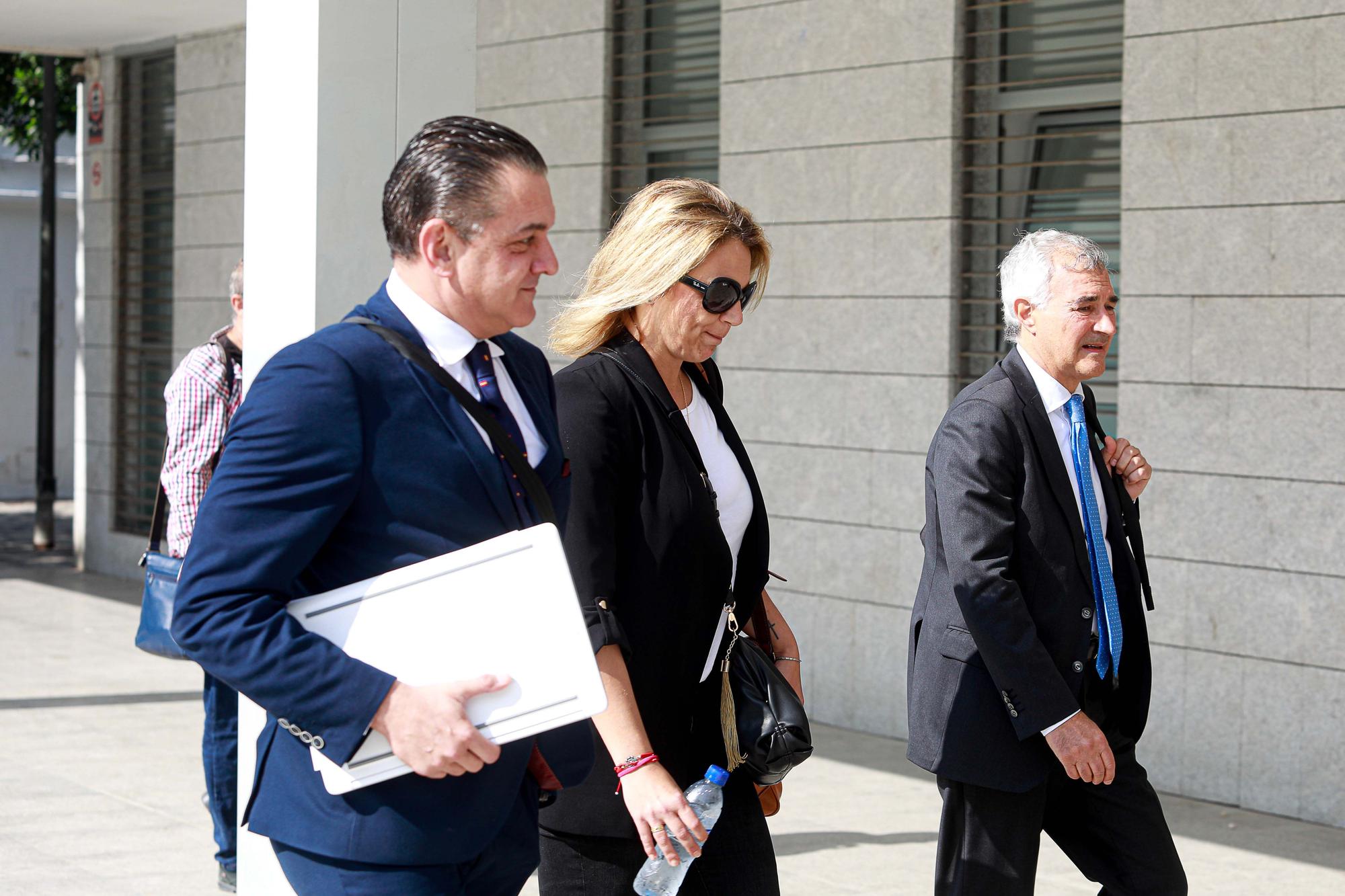 Todas las fotos del aplazamiento de las declaraciones del presidente y la interventora del Consell de Ibiza