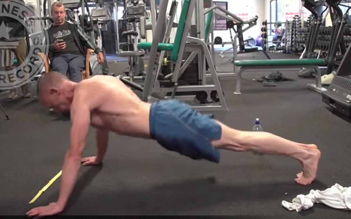 Carlton Williams batió el récord Guiness de flexiones