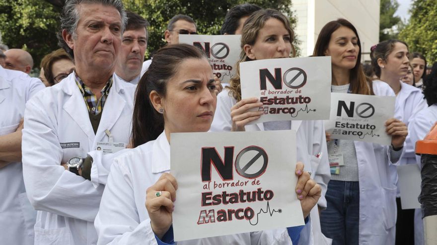 Protesta de los médicos del Hospital de Sant Joan contra el nuevo estatuto laboral